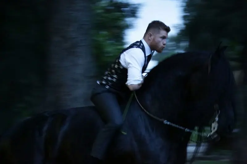 Saúl Canelo Álvarez cabalga su caballo - Instagram @canelo