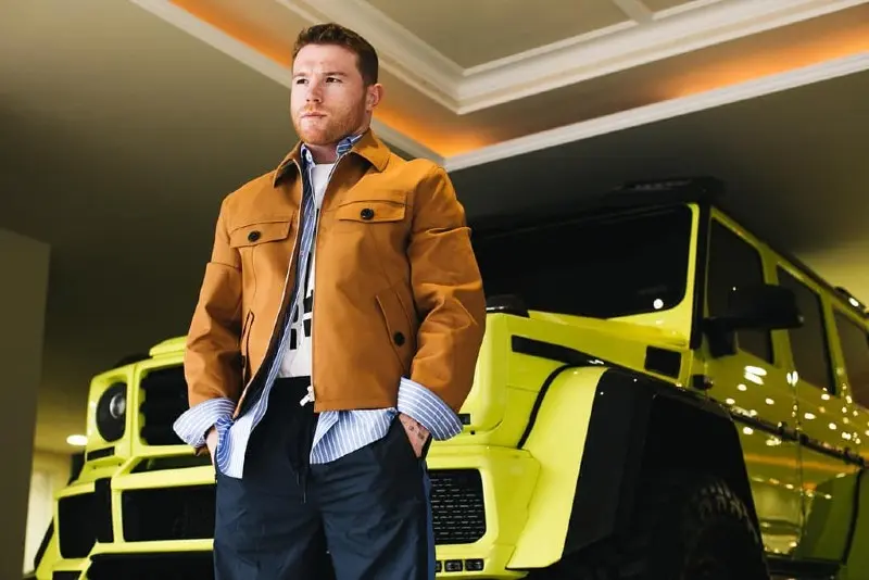 Saúl Canelo Álvarez con una de sus camionetas - Instagram @canelo