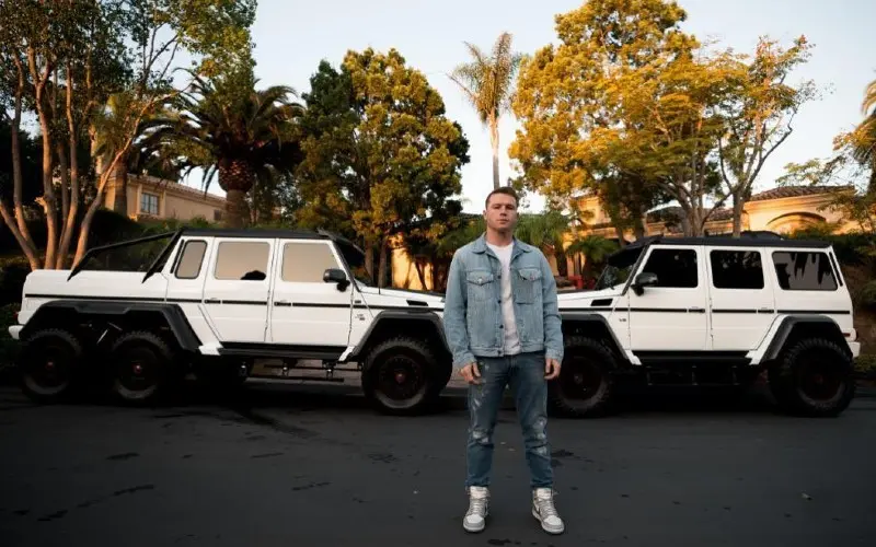 Saúl Canelo Álvarez posa con sus camionetas - Instagram @canelo
