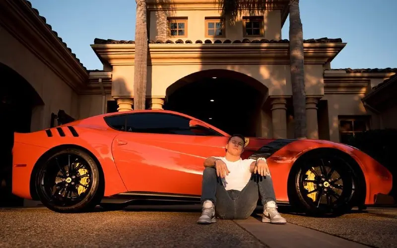 Saúl Canelo Álvarez posa con su Ferrari - Instagram @canelo
