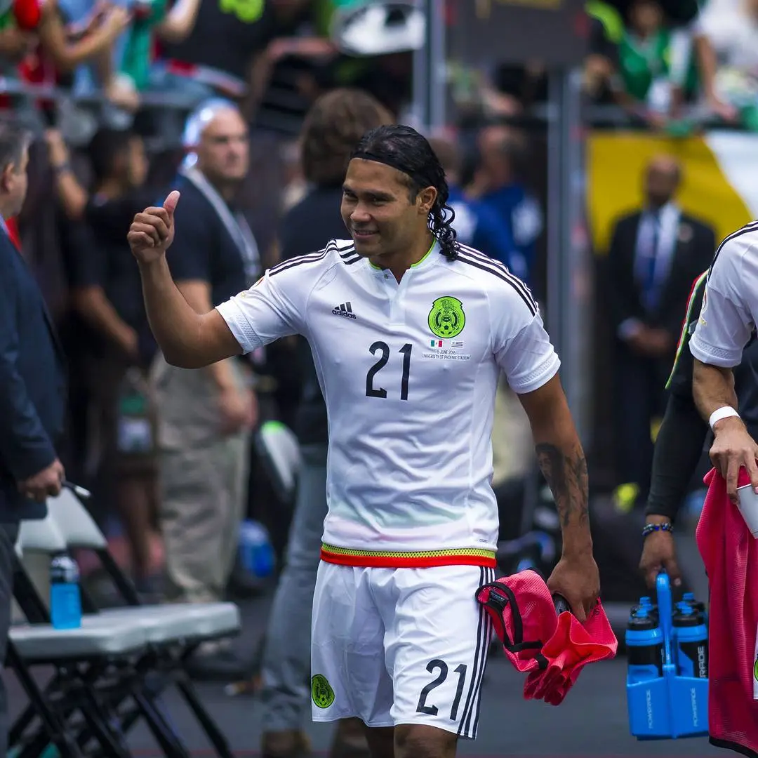 Carlos 'Gullit' Peña en un partido con Selección Mexicana