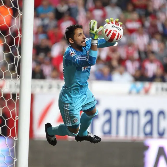 Luis Michel ataja un balón con Chivas