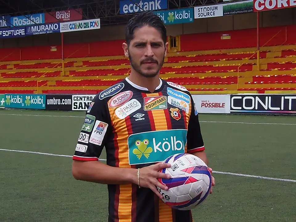 Edgar Solís en su presentación con el Herediano