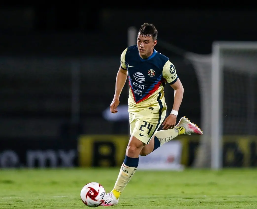 Federico Viñas controla el balón con América