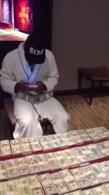 Floyd Mayweather no pierde tiempo al contar su dinero