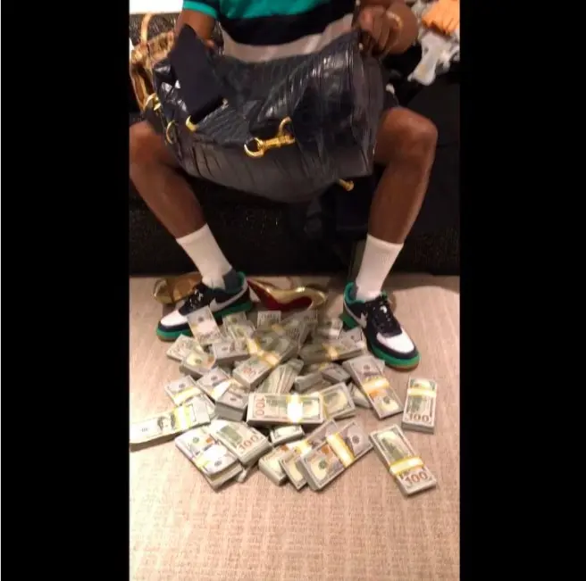 Floyd Mayweather llena y llena bolsas con dinero