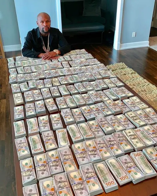 Floyd Mayweather llena mesas con su dinero