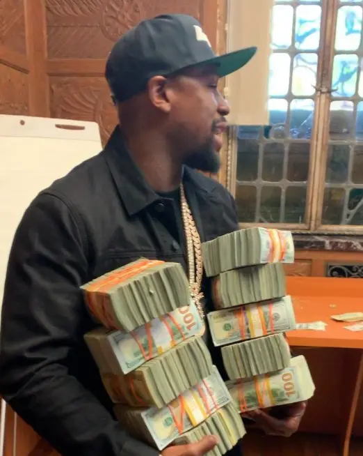 Floyd Mayweather y sus billetes