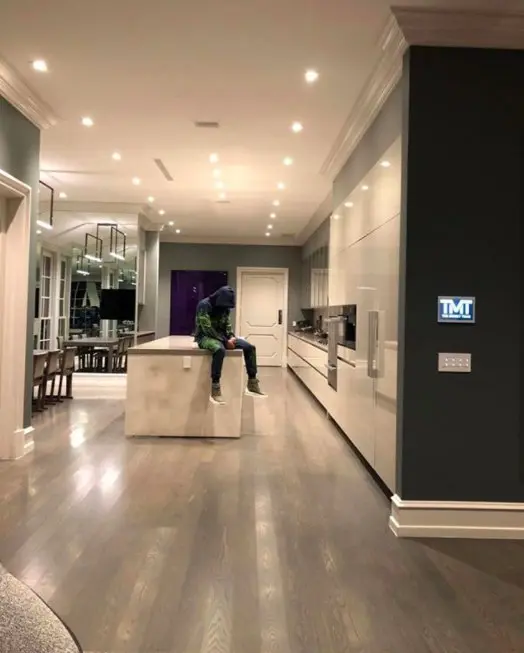 Floyd Mayweather a la deriva en una de sus cocinas
