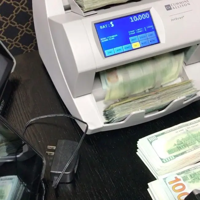 Floyd Mayweather es constante al contar su fortuna