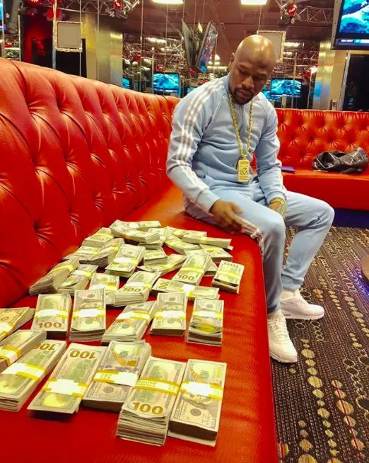 Floyd Mayweather observa parte de su fortuna