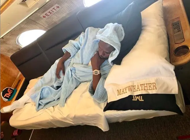 Floyd Mayweather duerme en su jet