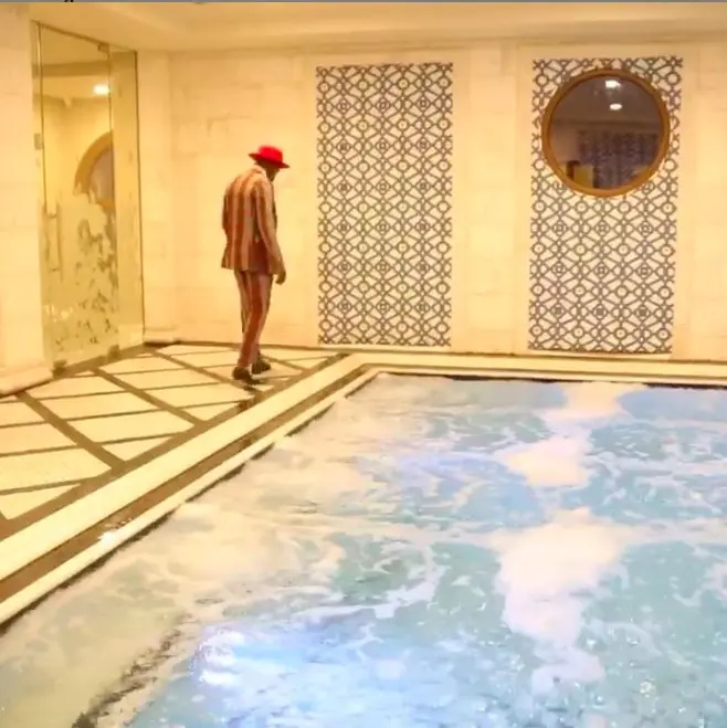 Floyd Mayweather en su alberca bajo techo