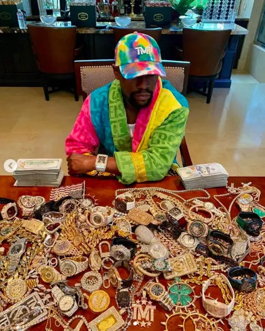 Floyd Mayweather disfruta su joyería
