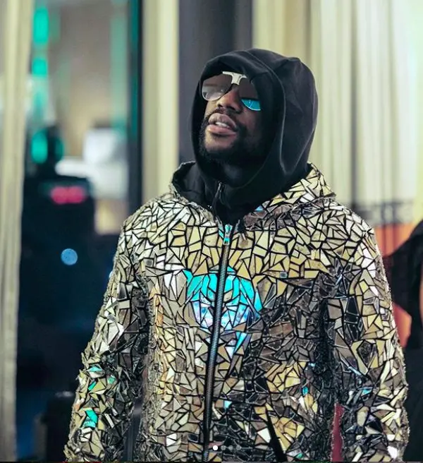 Floyd Mayweather viste a su manera