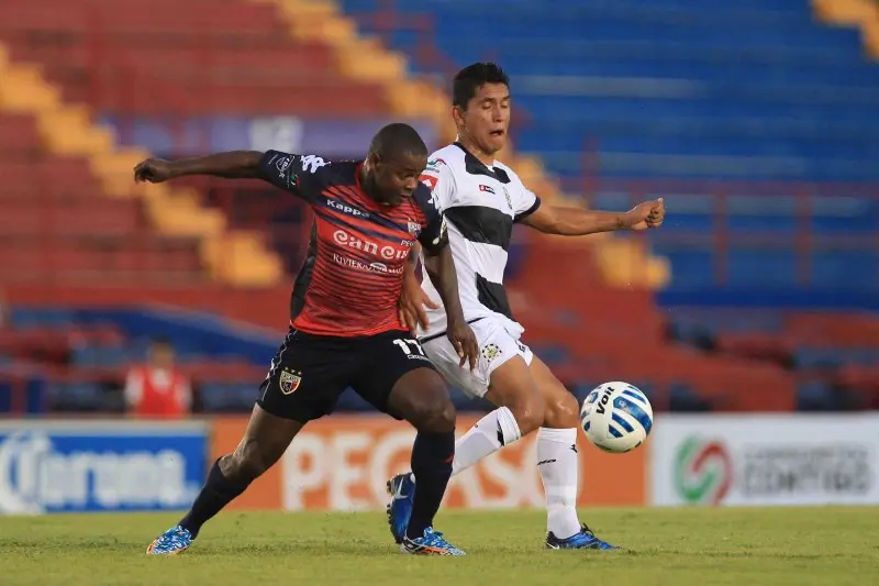 Narciso Mina, con el Atlante, disputa una pelota en el Apertura 2014 del Ascenso MX - Facebook AtlanteFC