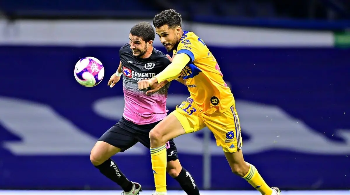 Diego Reyes disputa una pelota en el partido entre Cruz Azul y Tigres - Twitter @Diego_Reyes13