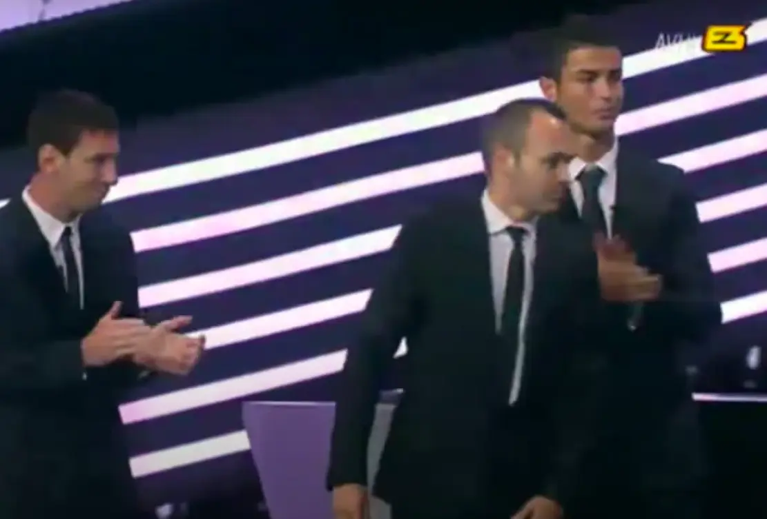 Cristiano disgustado en la premiación de Andrés Iniesta