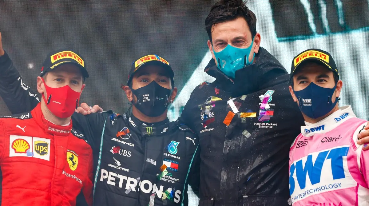 Sebastian Vettel, Lewis Hamilton y Sergio Checo Pérez celebran en el podio del Gran Premio de Turquía - Twitter @MercedesAMGF1