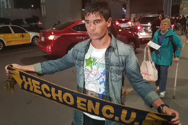 Matías Alustiza posa con una bufanda de Pumas tras llegar a la CDMX