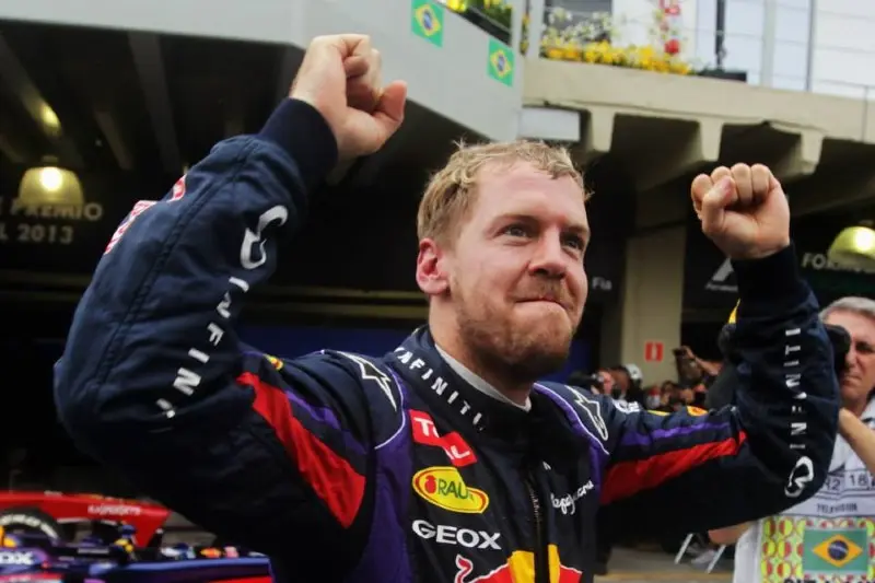 Sebastian Vettel celebra un triunfo con Red Bull - Facebook Red Bull Racing