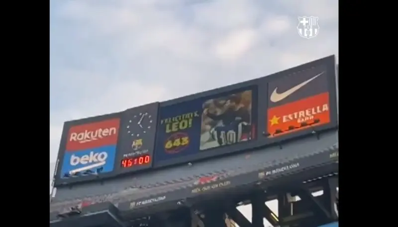 La pantalla del Camp Nou resaltó el logro (@FCBarcelona_es)