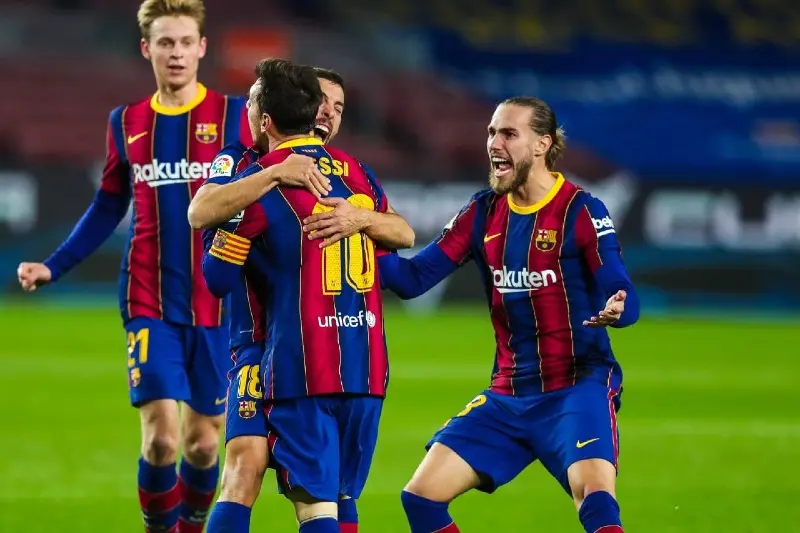 Lionel Messi celebra un gol con sus compañeros del Barcelona - Twitter @FCBarcelona_es