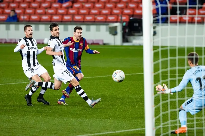 Lionel Messi anota un gol en un partido del Barcelona - Twitter @FCBarcelona_es