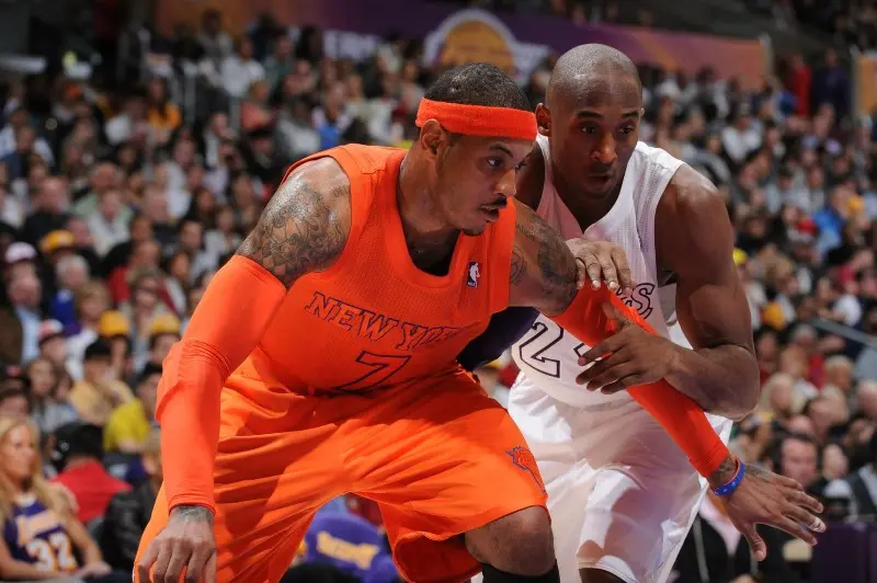 Kobe Bryant de Los Angeles Lakers y Carmelo Anthony de los New York Knicks disputan una pelota NBA Navidad 2012 - Facebook NBA