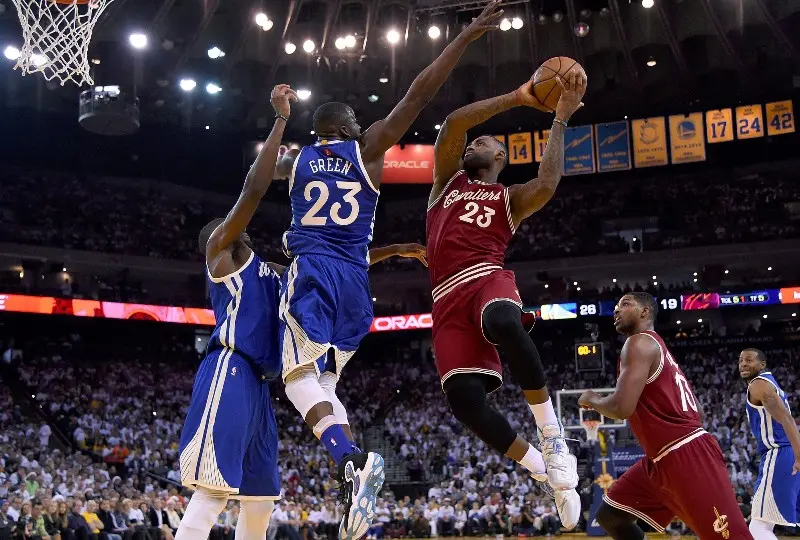 Draymond Green de los Golden State Warriors trata de tapar el tiro de LeBron James de los Cleveland Cavaliers NBA Navidad 2015 - Twitter @NBA