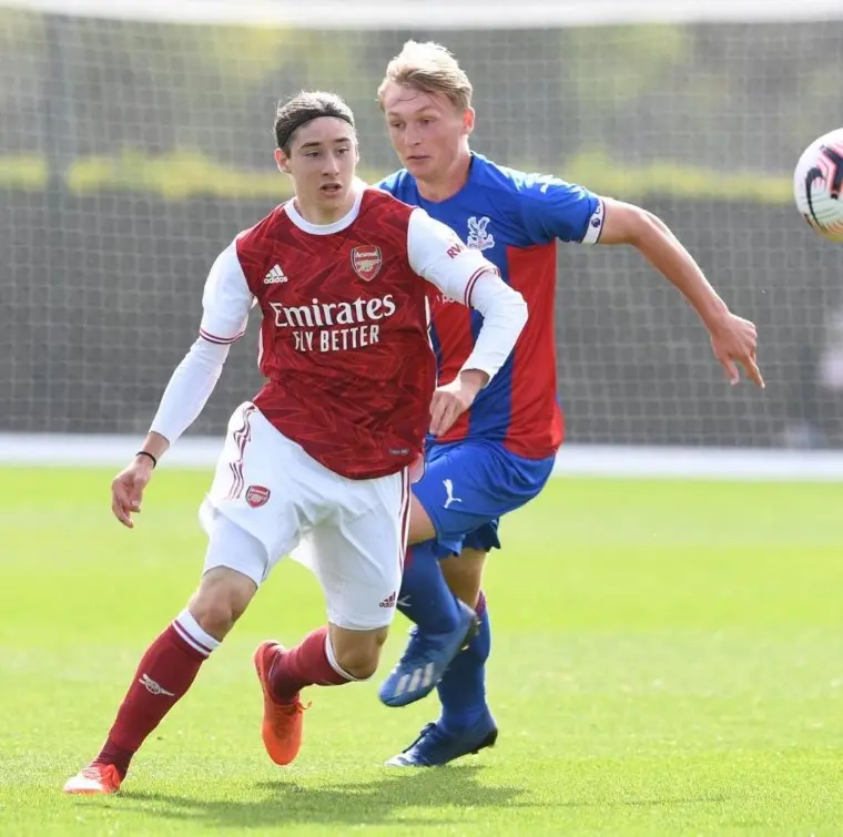 Marcelo Flores juega con el Arsenal. (@10marceloflores)