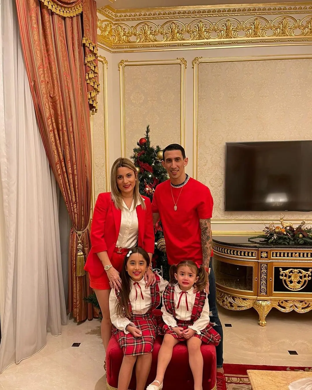 Ángel Di María junto a su esposa Jorgelina Cardoso y sus hijas Mía y Pía