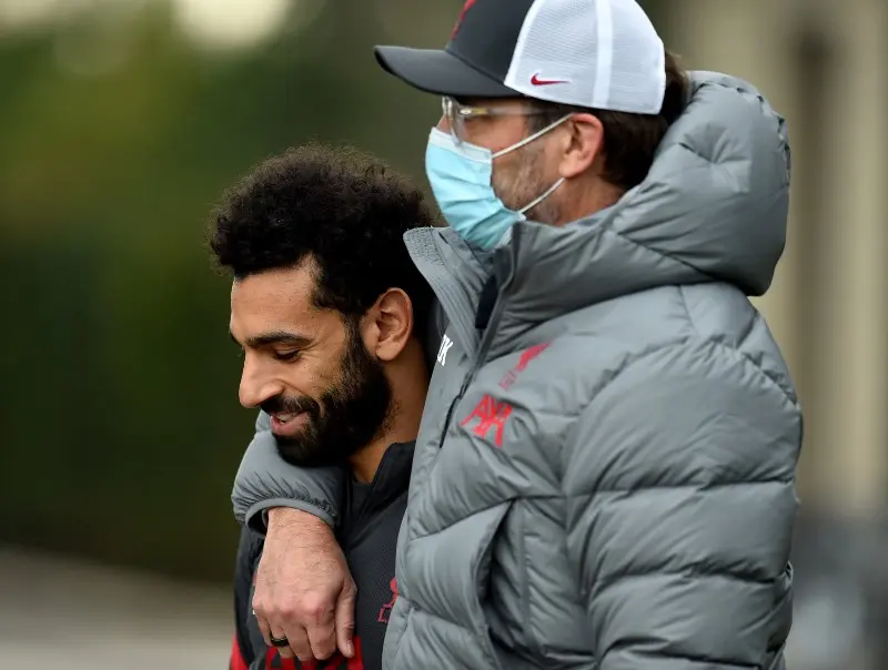 Jurgen Klopp y Mohamed Salah en un entrenamiento del Liverpool - Twitter @LFC