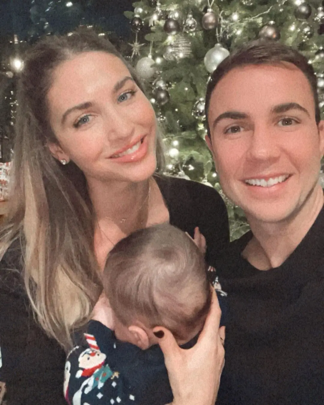 Mario y Ann-Kathrin Götze junto a su hijo