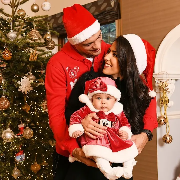Raúl Jiménez junto a su hija Arya y su esposa Daniela