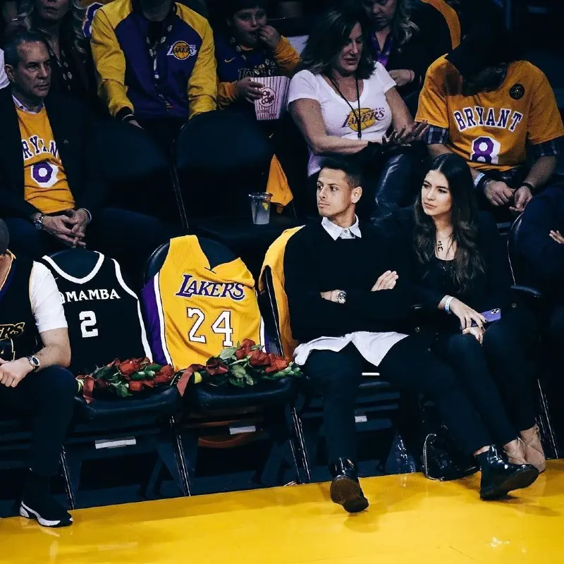 Chicharito Hernández y Sarah Kohan en un partido de los Lakers - Instagram @ch14_