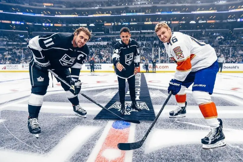Chicharito Hernández pone el puck inicial en un partido de los LA Kings de la NHL - Instagram @ch14_