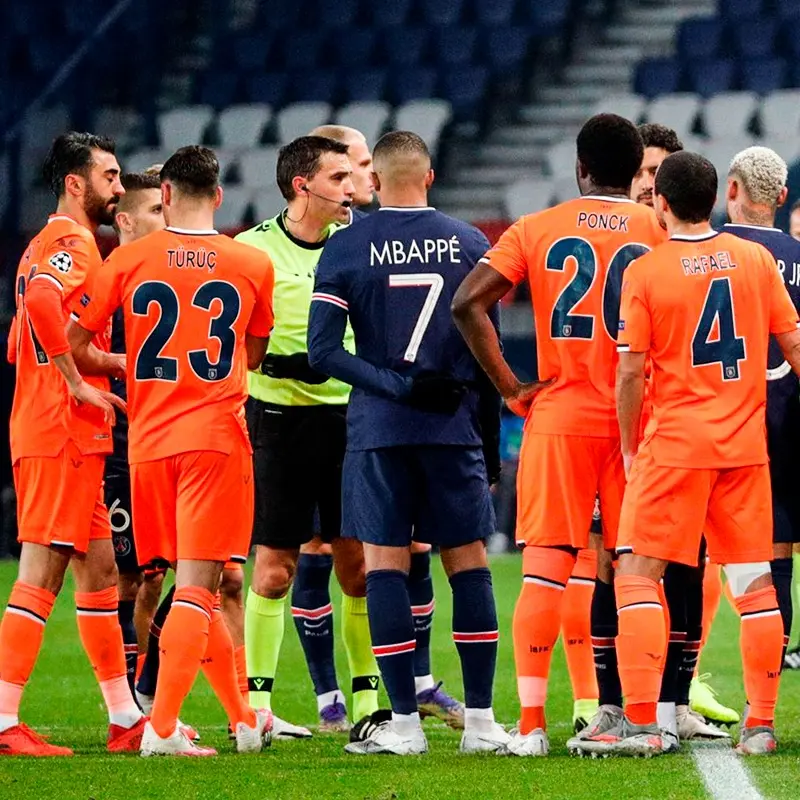 Jugadores del PSG e Istanbul hablan con el árbitro por insulto racista - Facebook PSG - Paris Saint-Germain