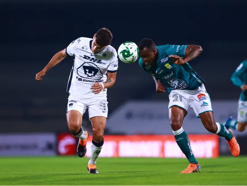 Juan Dinenno compite por una pelota en el Pumas vs León - Twitter @PumasMX