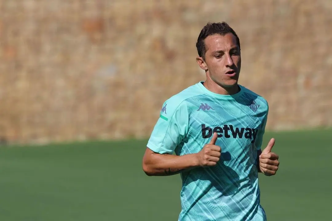 Andrés Guardado en un entrenamiento con el Betis