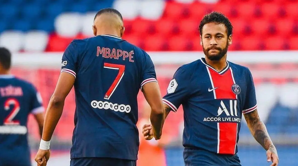 Neymar y Kylian Mbappé en un juego de la Ligue 1