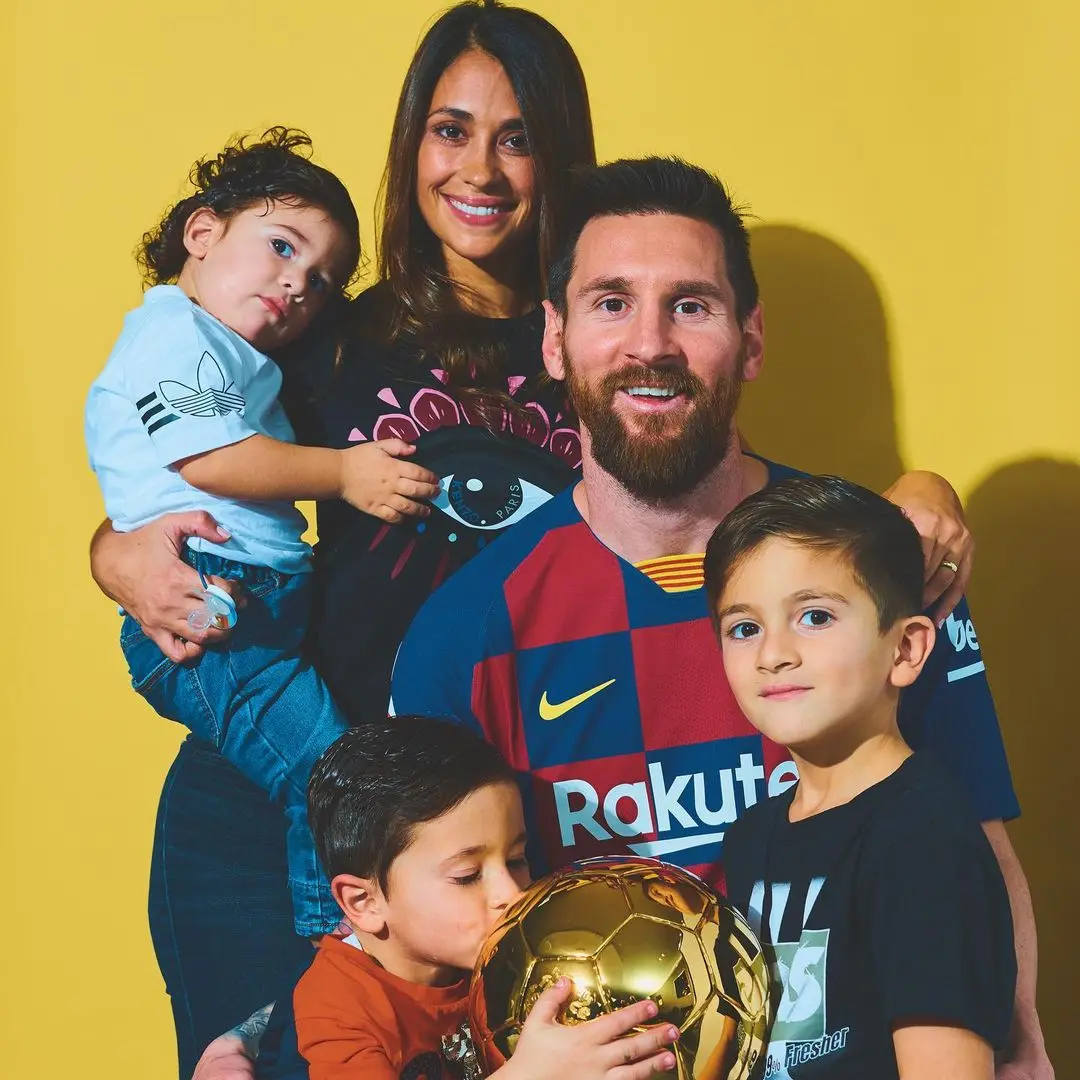 Lionel Messi y su familia con el Balón de Oro