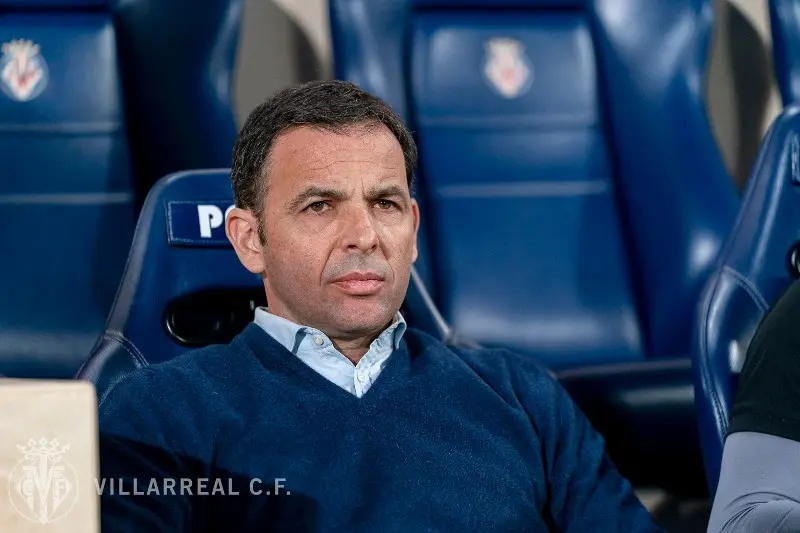 Javier Calleja observa un partido del Villarreal - Twitter @VillarrealCF
