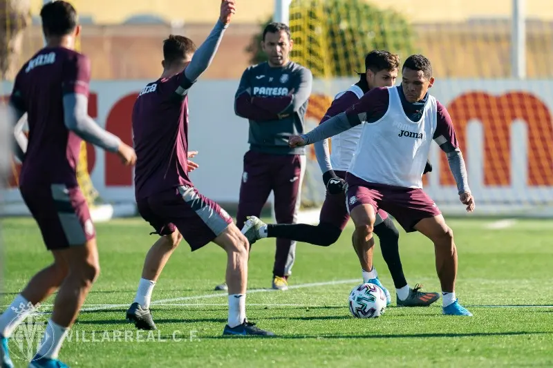 Javier Calleja ve un entrenamiento del Villarreal - Twitter @VillarrealCF