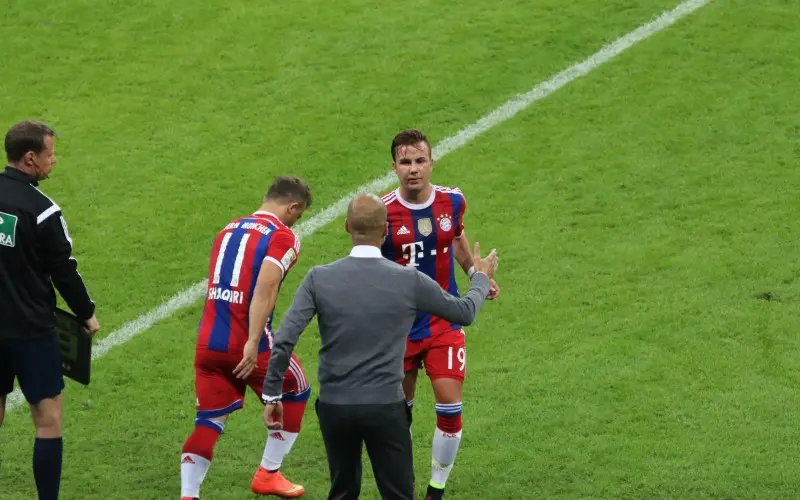 Pep Guardiola recibe a Mario Götze -- Twitter @FCBayern