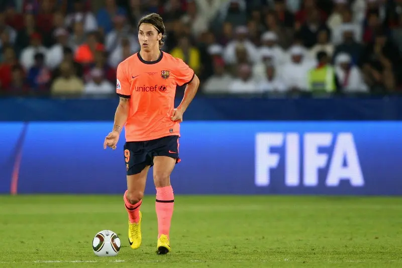 Zlatan Ibrahimovic en un partido del Barcelona - Twitter @FIFAcom