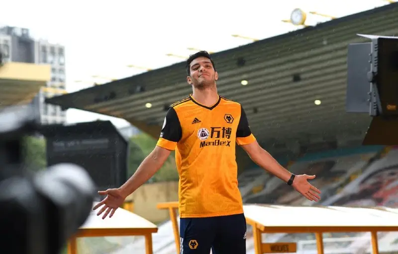 Raúl Jiménez con los Wolves - Twitter @Raul_Jimenez9