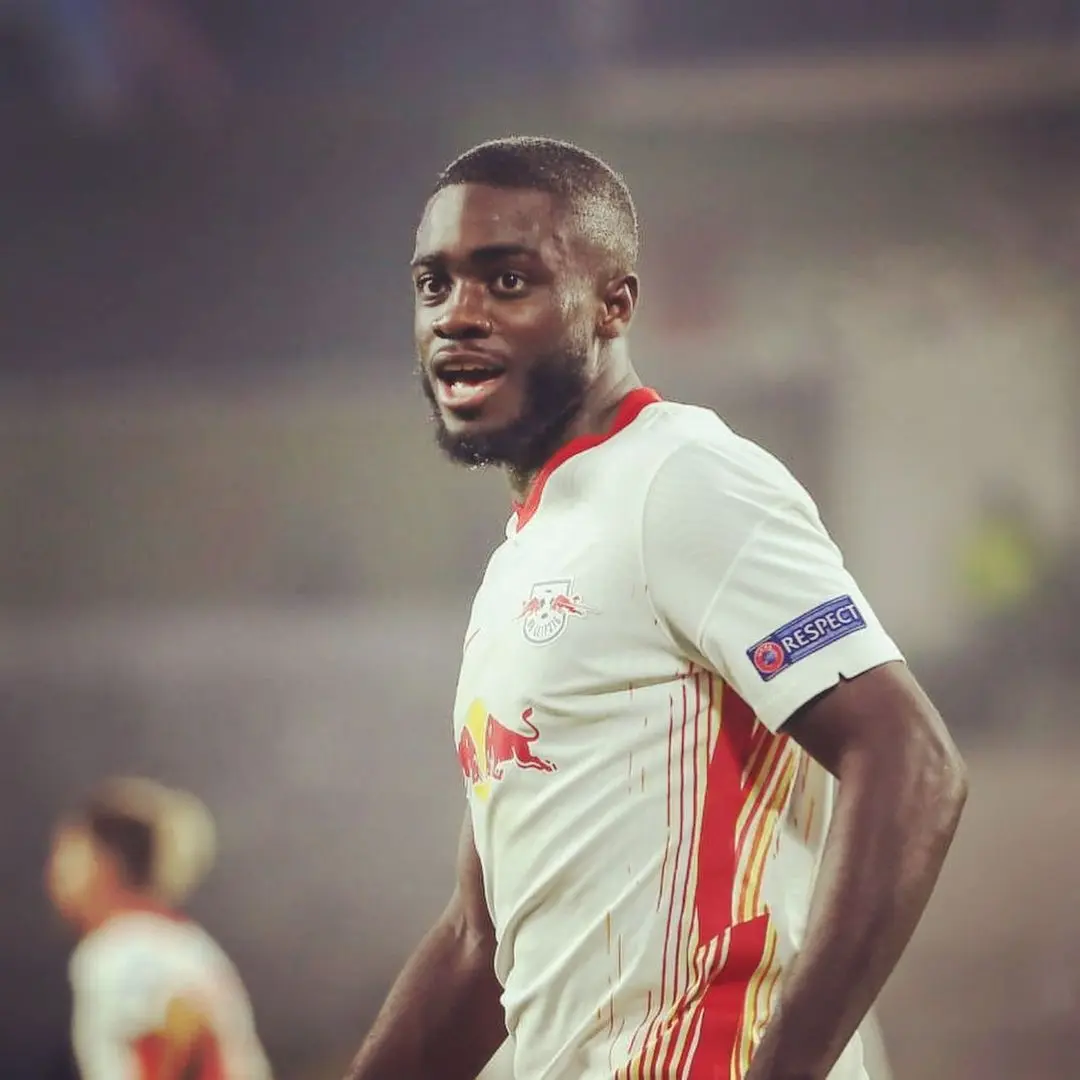 Dayot Upamecano en juego con Leipzig