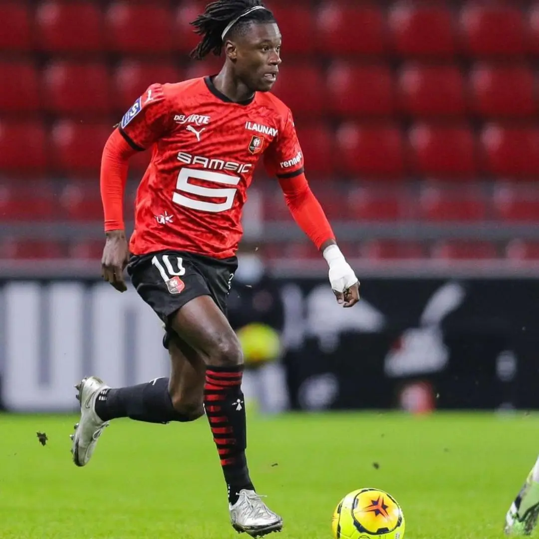 Eduardo Camavinga en juego con Rennais