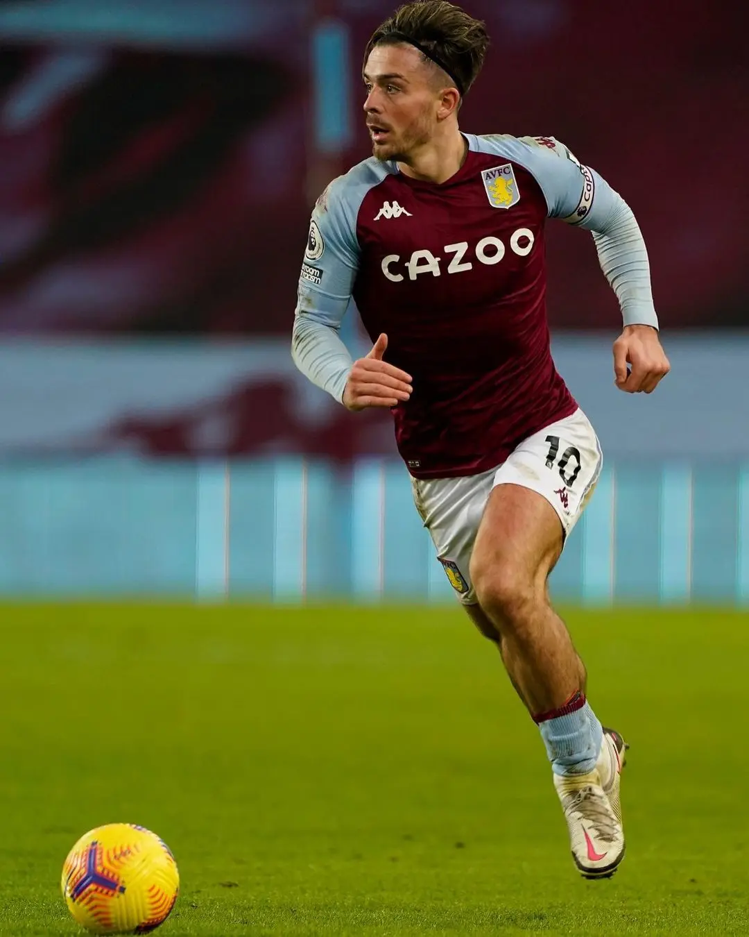 Jack Grealish conduce el balón en un juego del Aston Villa